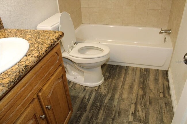 Building Photo - 200 Country Club Dr