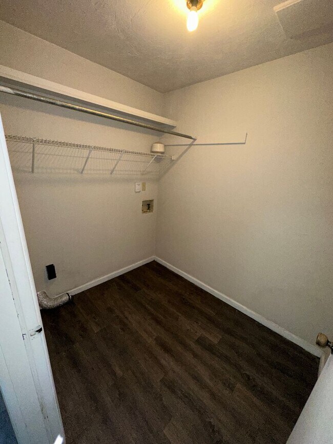 Building Photo - 3 bed 3 bath townhomes available Mid-July