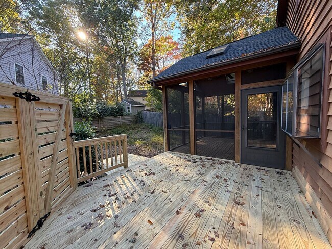 Building Photo - Charming 3BD, 2BA North Raleigh Home in Pr...