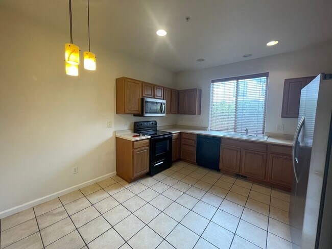 Building Photo - Spacious 3 Bed, 2.5 Bath Townhome in Rigden Farm! Unit E!