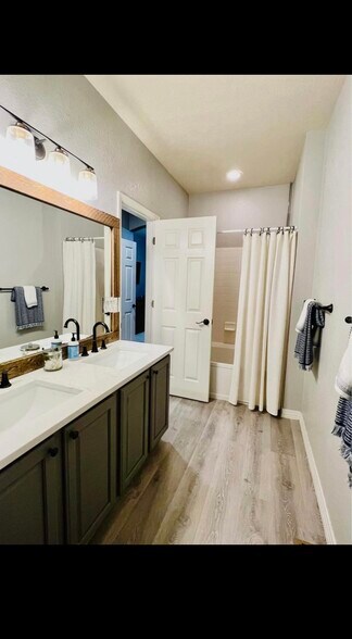 Building Photo - 9362 Amison Cir