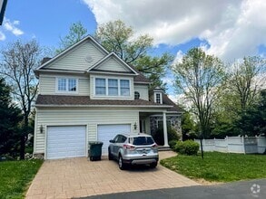 Building Photo - Stunning and Spacious 5 Bed 4 Bath Colonia...