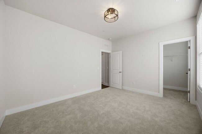 Building Photo - Walkable Lifetsyle in Westshore!