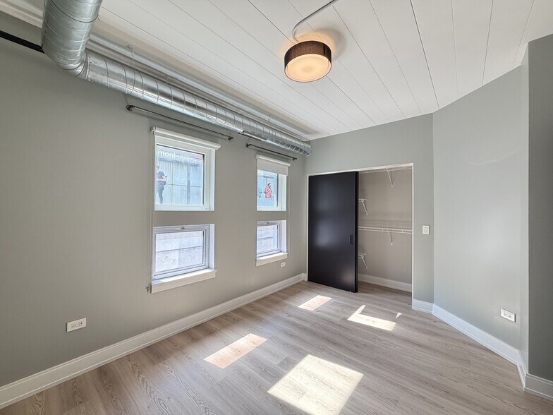 Building Photo - 941 W Belmont Ave