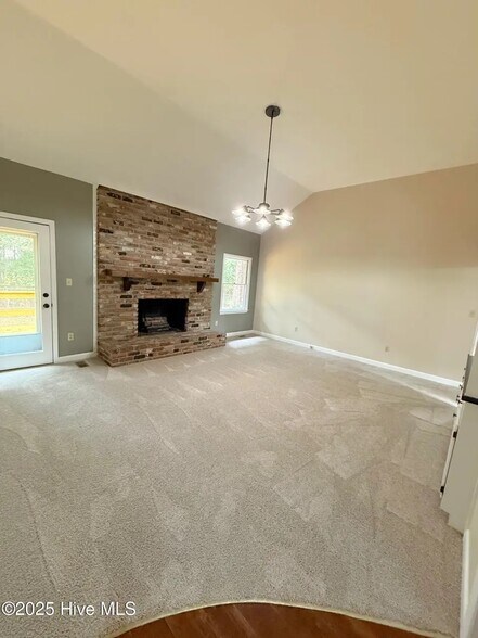 Building Photo - 107 E Baywood Ln