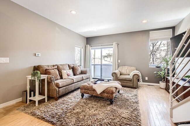 Building Photo - Breathtaking 2 bed, 3 bath Curtis Park Tow...