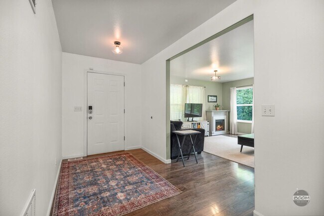 Building Photo - Charming Palmer Home!