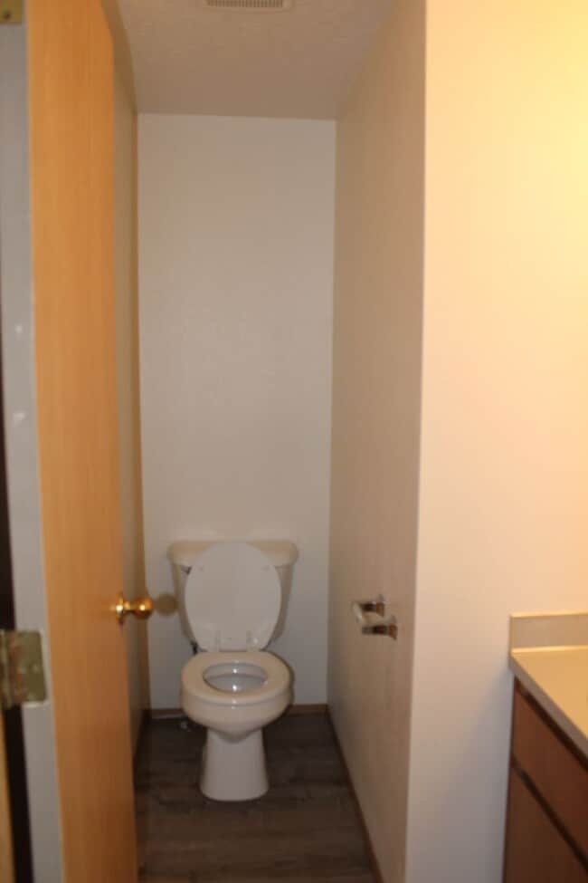 Building Photo - 4 BR, 2 1/2 BA home with fenced yard in qu...