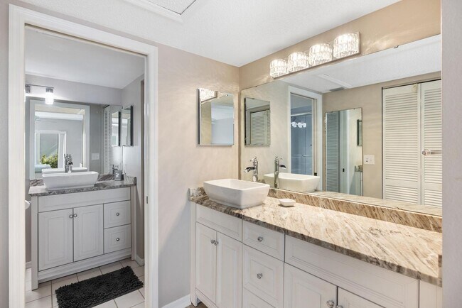 Building Photo - Seasonal Short-Term 2 Bedroom 2 Bathroom Villa at Augusta Villas in Plantation!