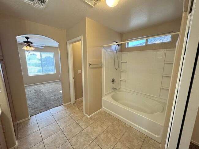 Building Photo - GREAT 4BEDROOM/3BATH HOME WITH ALL THAT YO...