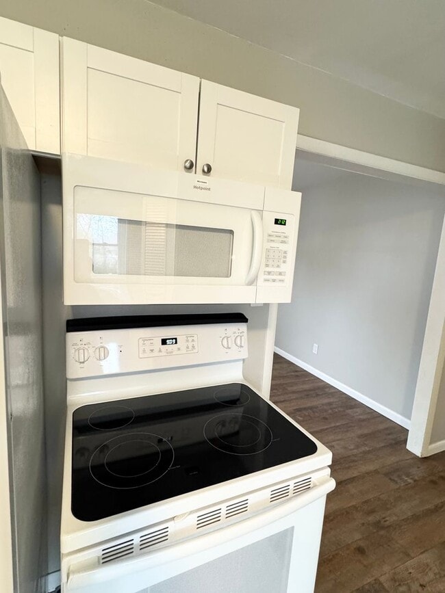 Building Photo - *3- Minutes from Jennie Stuart Medical Center*