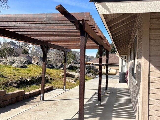 Building Photo - Beautiful Stallion Springs Home With A View!