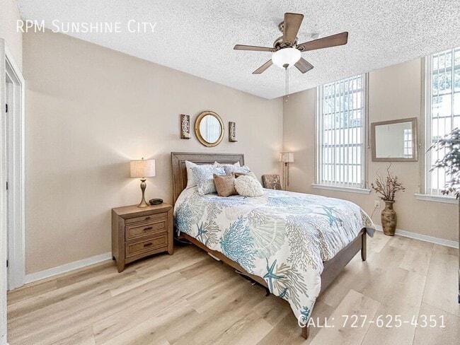 Building Photo - 701 Mirror Lake Dr N