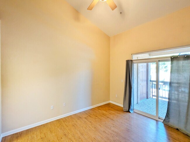 Building Photo - 2 Bedroom 2 Bath 2 Car Garage Condo in Braodmore Area