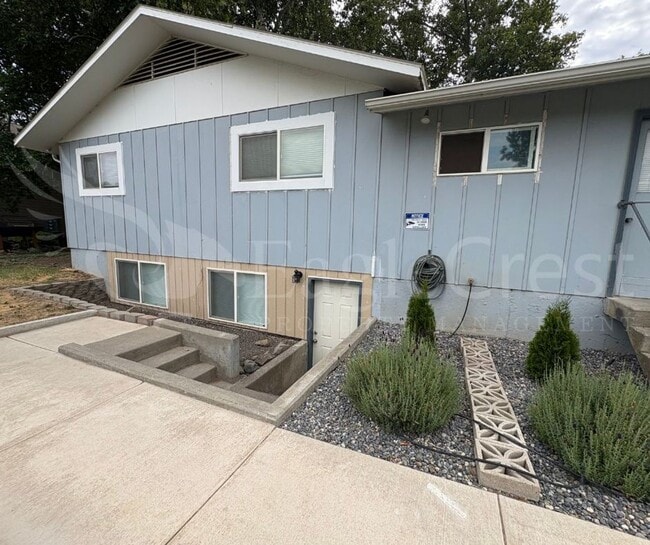 Building Photo - 1110 S College Ave