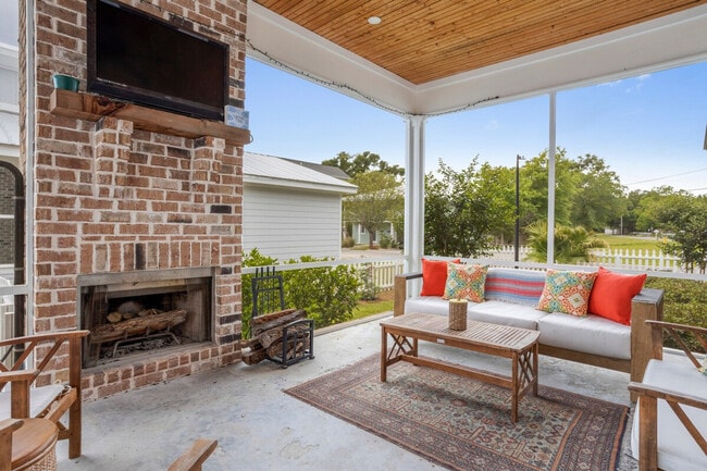 Building Photo - 164 Markham Dr