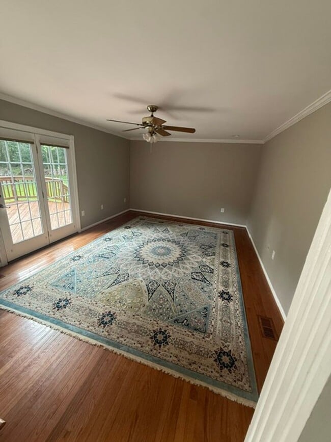 Building Photo - Lovely and Spacious 3 Bedroom 2.5 Bathroom...
