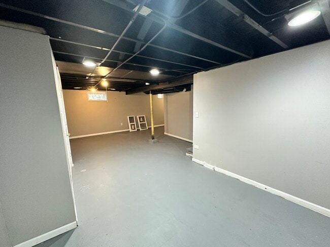 Building Photo - 1581 Kenilworth Dr