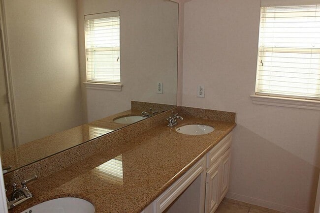 Building Photo - 11110 Sherwood Garden Dr