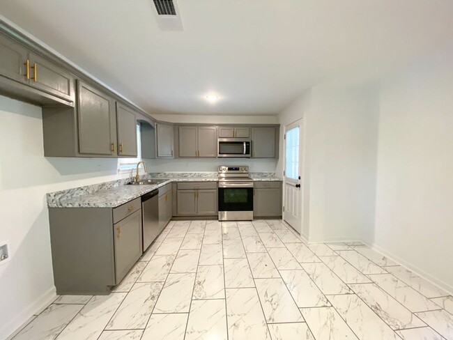 Building Photo - 4 bedroom, 2 bathroom in Southaven recentl...