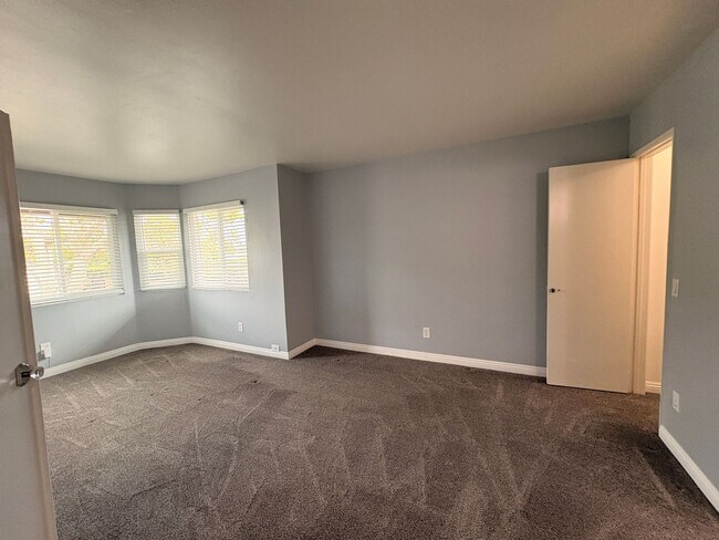 Building Photo - 3 Bed, 2.5 Bath in Ontario!