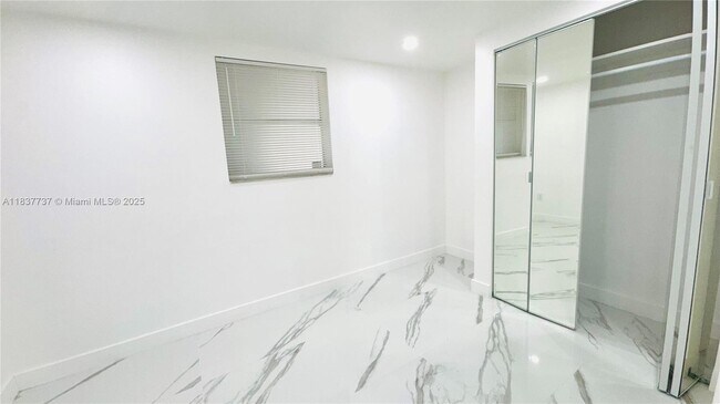 Building Photo - 9375 Fontainebleau Blvd