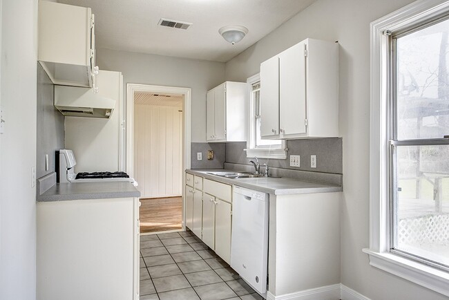 Building Photo - 505 Del Norte St