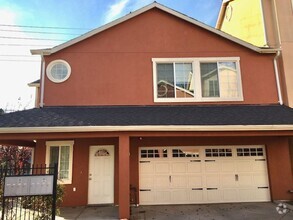 Building Photo - 3 bed 2.5 bath Townhouse with 2-car Garage...