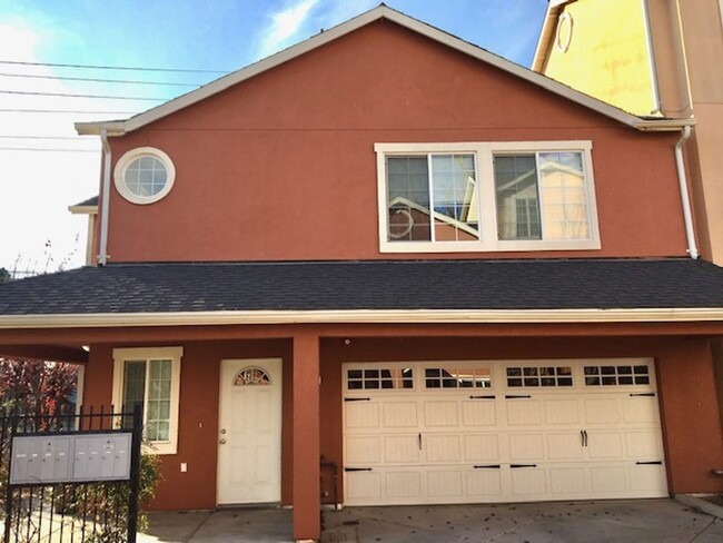 Building Photo - 3 bed 2.5 bath Townhouse with 2-car Garage...