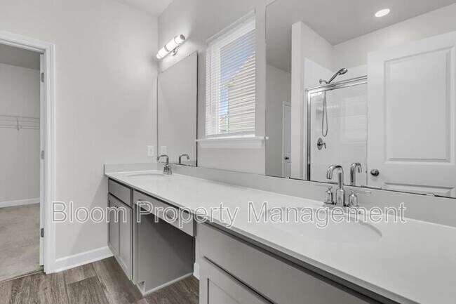 Building Photo - 450 Carrara Dr