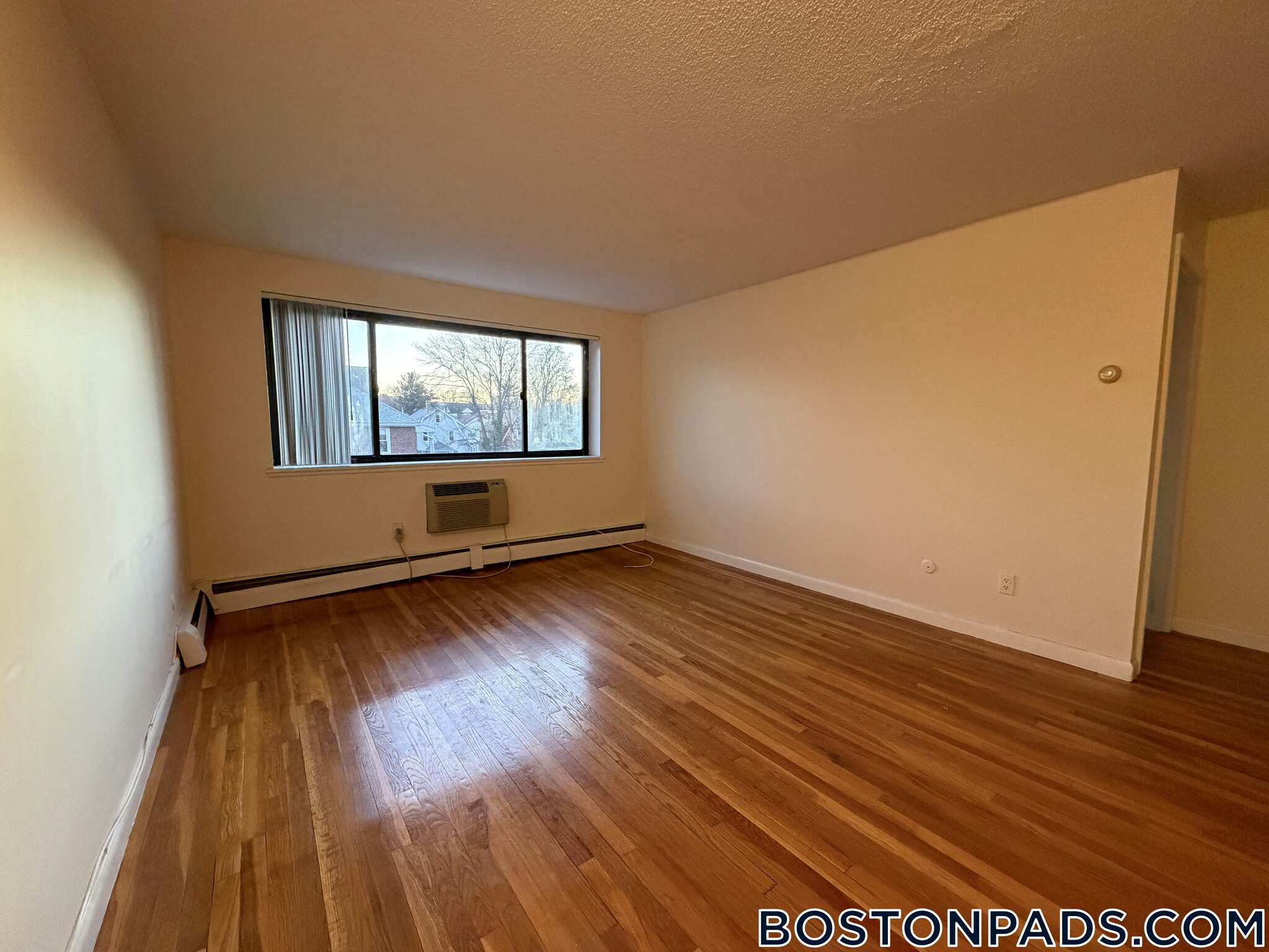 Building Photo - 122 Dustin St