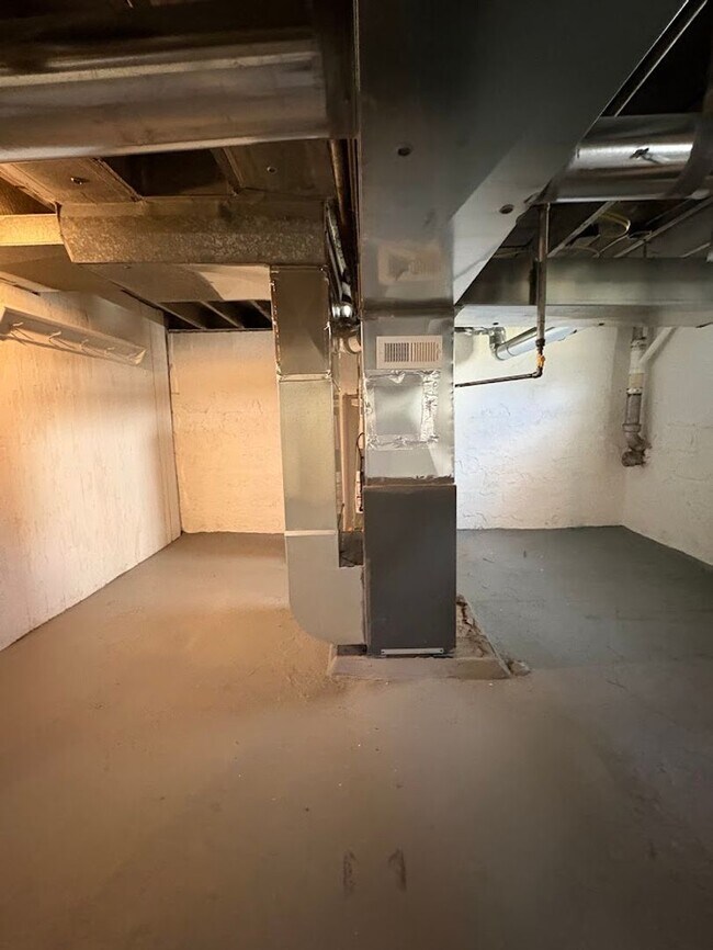 Building Photo - Four bedroom one bathroom home for rent