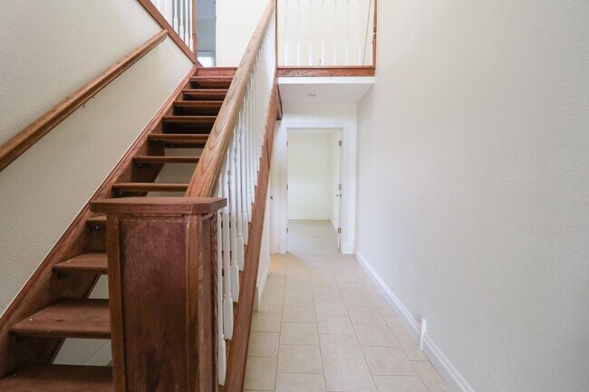 Building Photo - $1,655 / 2 Bed / 2 Bath / 1,150 sqft REMOD...