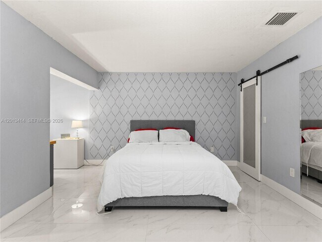 Building Photo - 9133 Fontainebleau Blvd