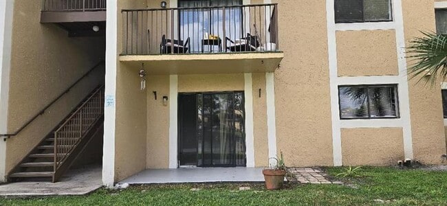 Building Photo - 301 Palm Way