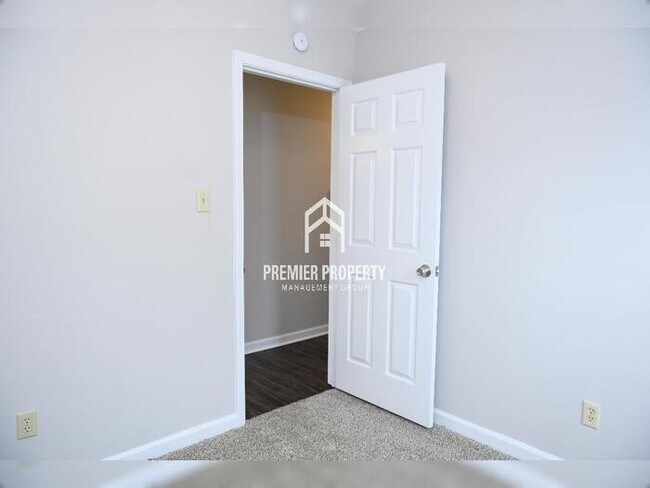 Building Photo - 3017 Meadows Ln