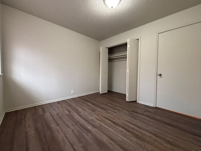Building Photo - Renovated 2 Bedroom, 1 Bath Apartment at t...