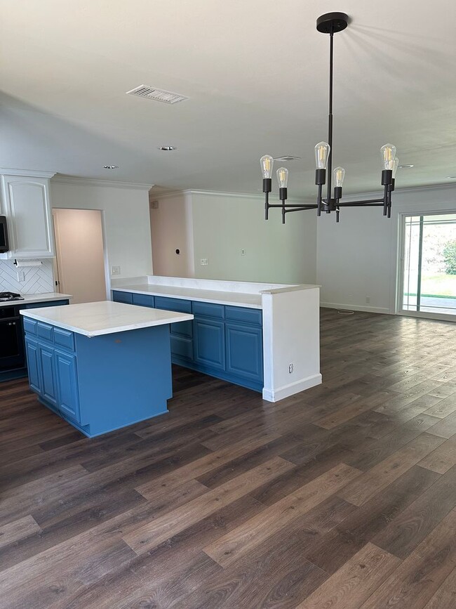 Building Photo - Well Maintained 3 Bedroom Home w/Solar