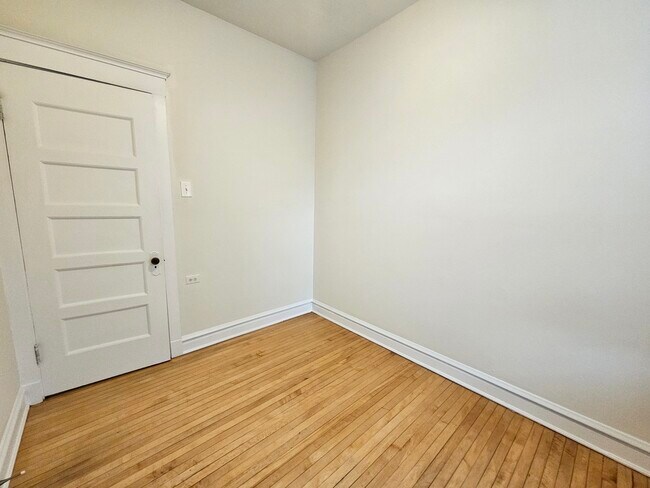 Building Photo - 3800 N Wilton Ave
