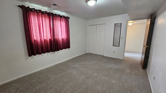 Building Photo - Spacious Bi Level home backing to open spa...