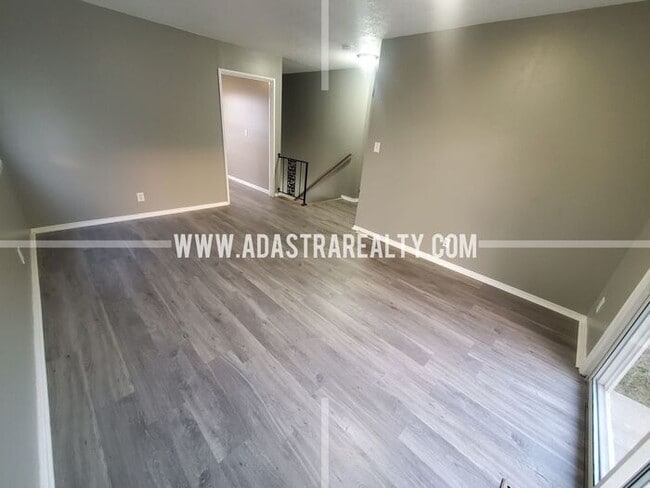 Building Photo - Very Nice Overland Park Duplex-Available NOW!!