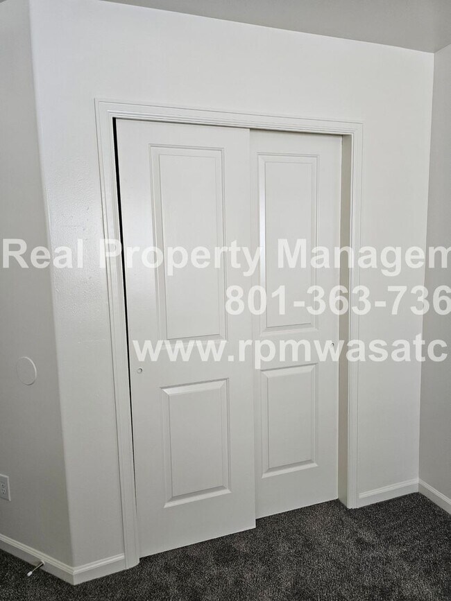 Building Photo - Come Check Out This Newly Updated 5 Bedroom 3 bathroom Home in South Jordan!