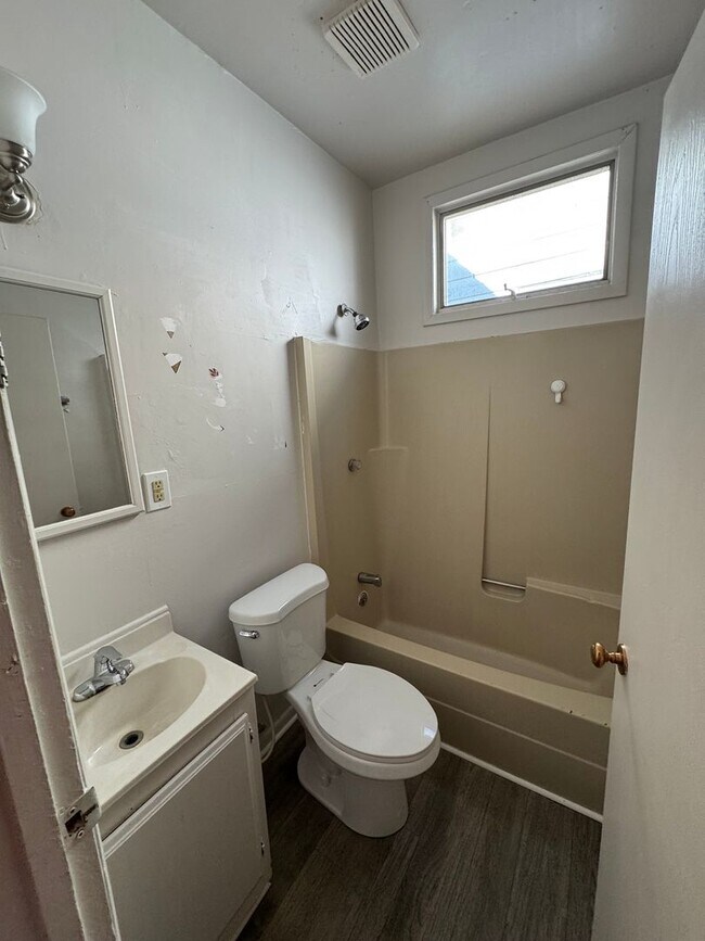 Building Photo - Cozy 3 Bed 1.5 Bath House