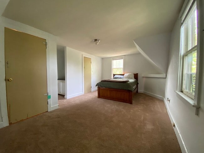 Building Photo - Large Home in Elm Heights - Available July...