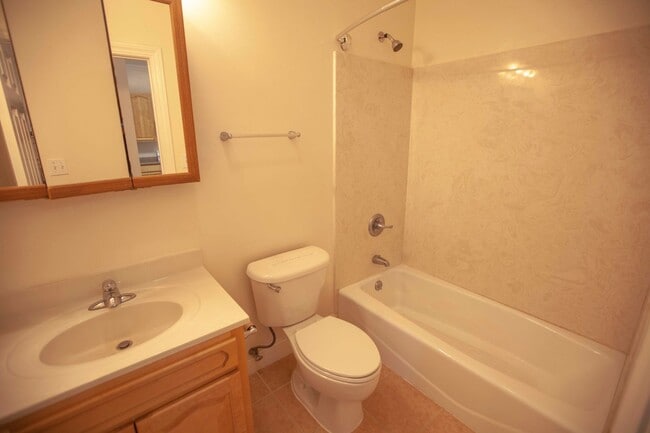 Building Photo - House for rent, Updated 4BR+2 extra BR/Den/Offices/Family Rooms & 3BA in Ingleside!