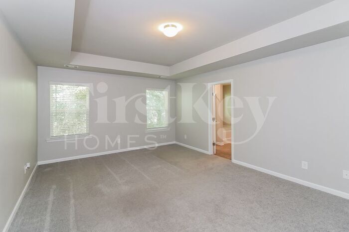 Building Photo - 305 Pinewood Dr