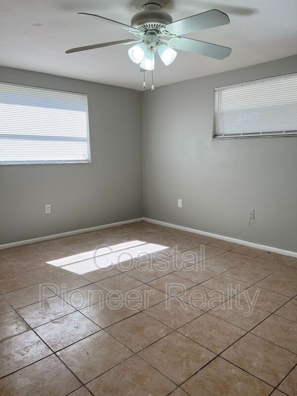 Building Photo - 5825 Elm St