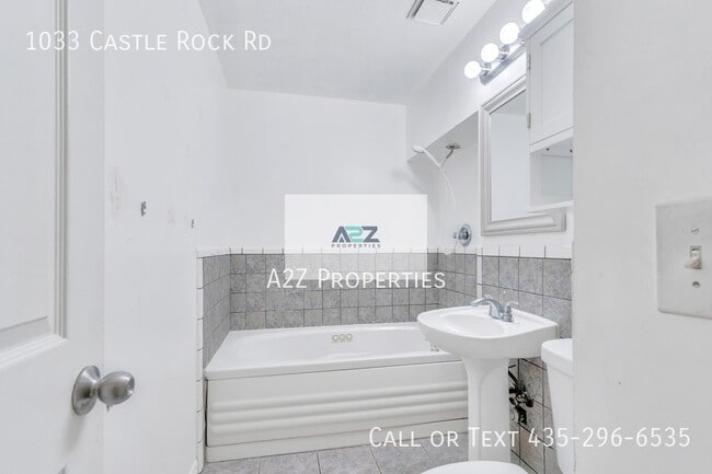 Building Photo - 1033 Castle Rock Rd