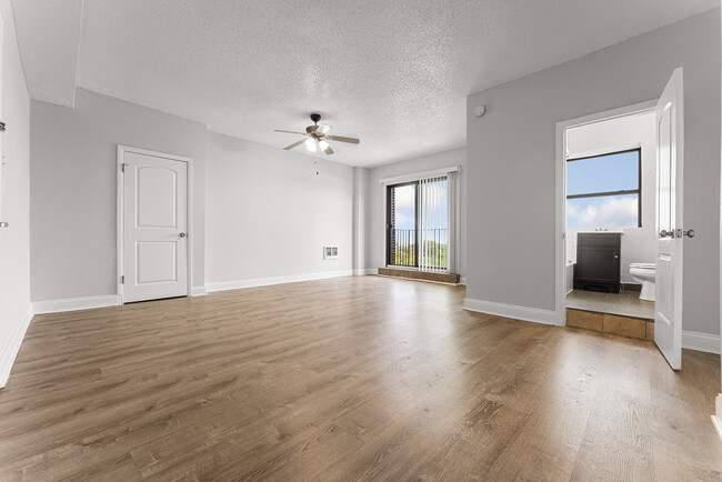 Building Photo - 4520 N Clarendon Ave