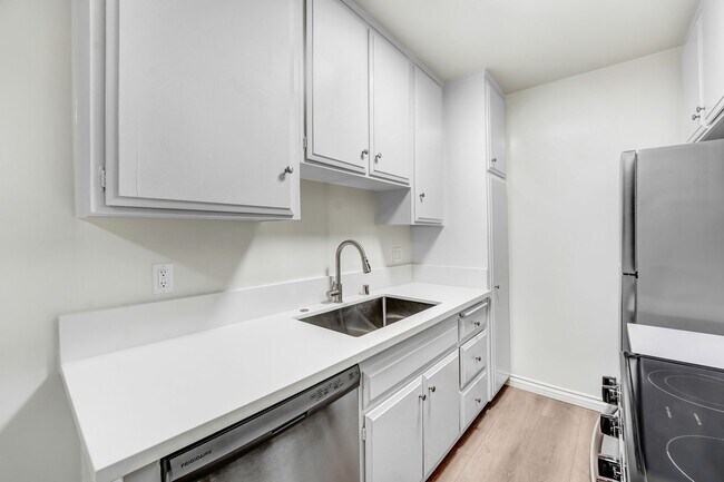 Building Photo - 824 Maple St